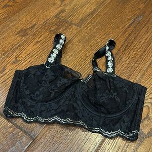 Like new Victoria’s Secret Dream Angels push up without padding lace bra 36D